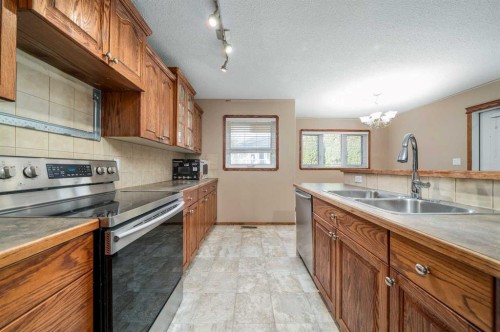 197 Vista Road, Medicine Hat, AB - Indoor Photo Showing Kitchen With Double Sink