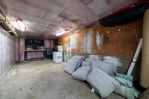 166 12 Street Se, Medicine Hat, AB - Indoor