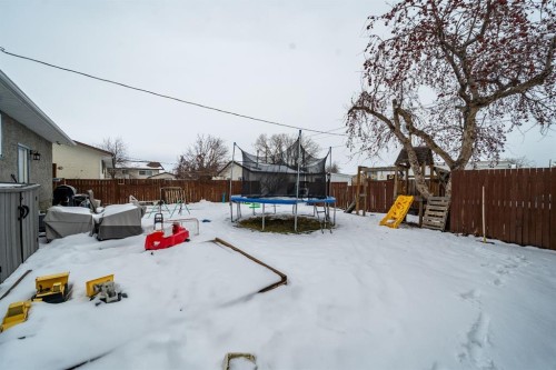 711 Main Street South, Redcliff, AB - Outdoor