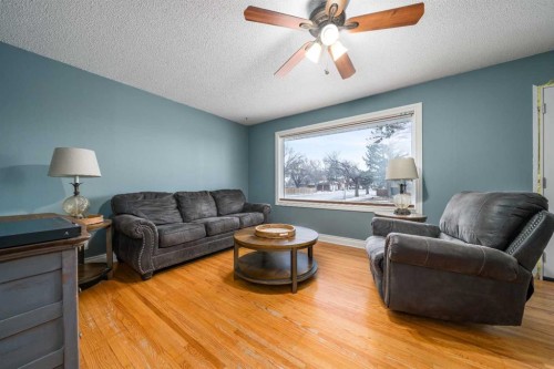 301 3 Avenue East, Bow Island, AB - Indoor Photo Showing Living Room