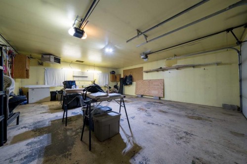 301 3 Avenue East, Bow Island, AB - Indoor Photo Showing Garage