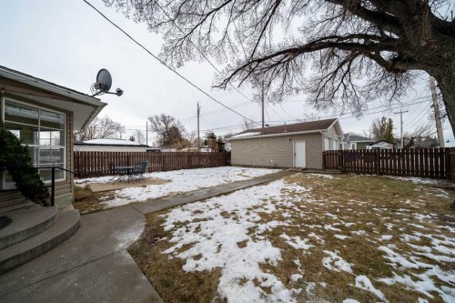 301 3 Avenue East, Bow Island, AB - Outdoor