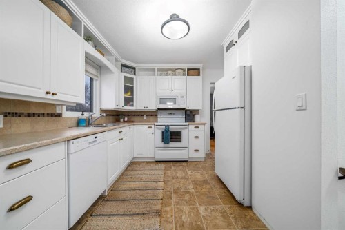 301 3 Avenue East, Bow Island, AB - Indoor Photo Showing Kitchen