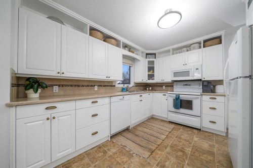 301 3 Avenue East, Bow Island, AB - Indoor Photo Showing Kitchen
