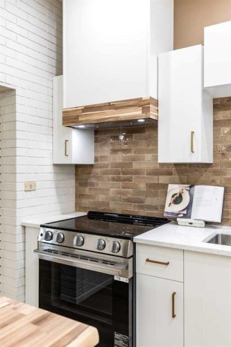 150 11 Street Ne, Medicine Hat, AB - Indoor Photo Showing Kitchen
