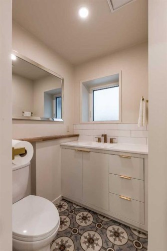 150 11 Street Ne, Medicine Hat, AB - Indoor Photo Showing Bathroom