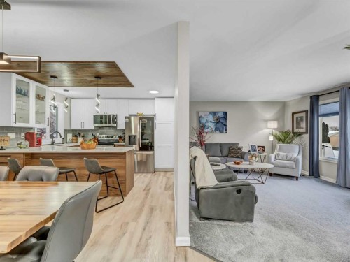 928 4 Street Se, Redcliff, AB - Indoor Photo Showing Other Room