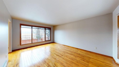 610 Ross Glen Drive Se, Medicine Hat, AB - Indoor Photo Showing Other Room