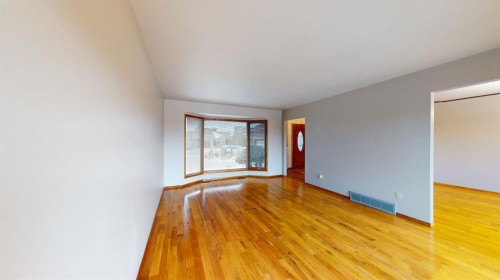 610 Ross Glen Drive Se, Medicine Hat, AB - Indoor Photo Showing Other Room