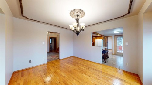 610 Ross Glen Drive Se, Medicine Hat, AB - Indoor Photo Showing Other Room