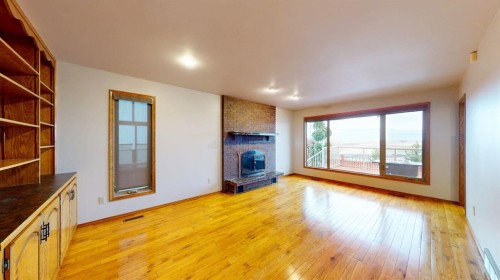 610 Ross Glen Drive Se, Medicine Hat, AB - Indoor With Fireplace