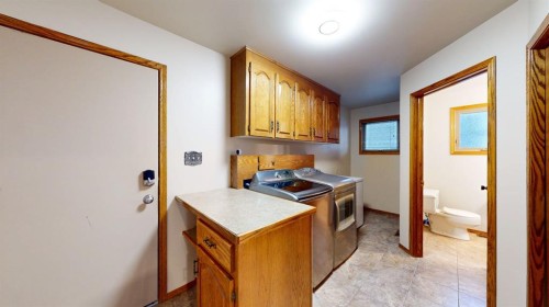 610 Ross Glen Drive Se, Medicine Hat, AB - Indoor Photo Showing Kitchen