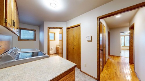 610 Ross Glen Drive Se, Medicine Hat, AB - Indoor Photo Showing Other Room