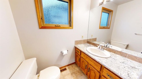 610 Ross Glen Drive Se, Medicine Hat, AB - Indoor Photo Showing Bathroom