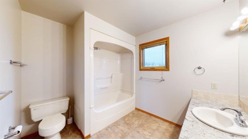 610 Ross Glen Drive Se, Medicine Hat, AB - Indoor Photo Showing Bathroom