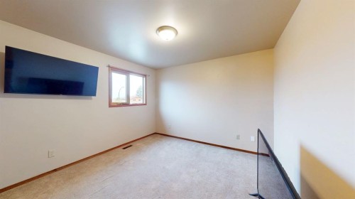 610 Ross Glen Drive Se, Medicine Hat, AB - Indoor Photo Showing Other Room