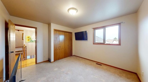 610 Ross Glen Drive Se, Medicine Hat, AB - Indoor Photo Showing Other Room