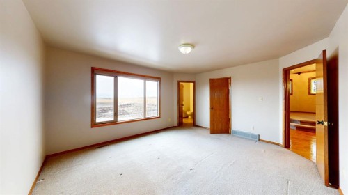 610 Ross Glen Drive Se, Medicine Hat, AB - Indoor Photo Showing Other Room