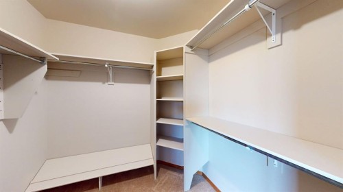 610 Ross Glen Drive Se, Medicine Hat, AB - Indoor With Storage