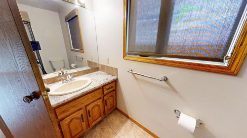 610 Ross Glen Drive Se, Medicine Hat, AB - Indoor Photo Showing Bathroom