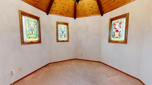 610 Ross Glen Drive Se, Medicine Hat, AB - Indoor Photo Showing Other Room