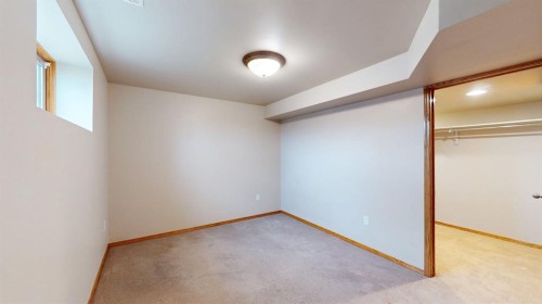 610 Ross Glen Drive Se, Medicine Hat, AB - Indoor Photo Showing Other Room