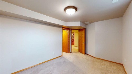 610 Ross Glen Drive Se, Medicine Hat, AB - Indoor Photo Showing Other Room