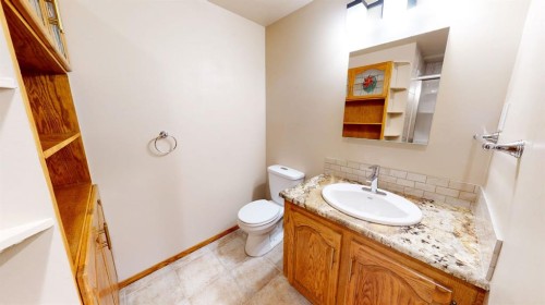 610 Ross Glen Drive Se, Medicine Hat, AB - Indoor Photo Showing Bathroom
