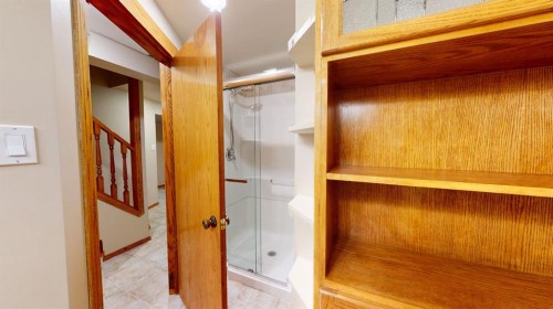 610 Ross Glen Drive Se, Medicine Hat, AB - Indoor Photo Showing Other Room