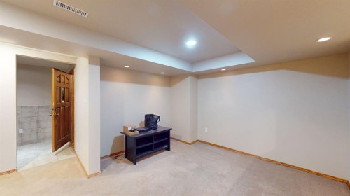 610 Ross Glen Drive Se, Medicine Hat, AB - Indoor Photo Showing Other Room