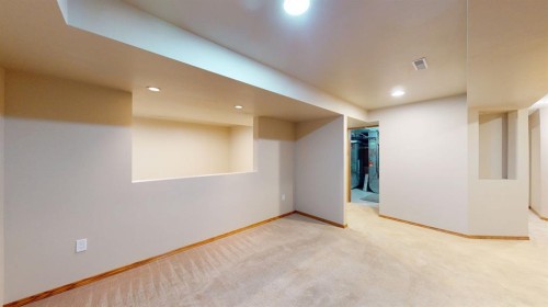 610 Ross Glen Drive Se, Medicine Hat, AB - Indoor Photo Showing Other Room