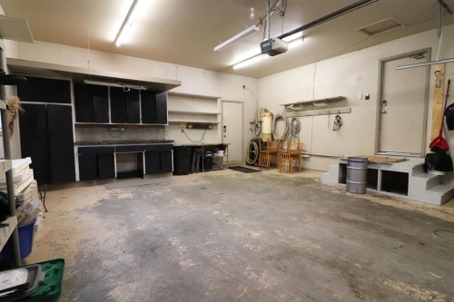 610 Ross Glen Drive Se, Medicine Hat, AB - Indoor Photo Showing Garage