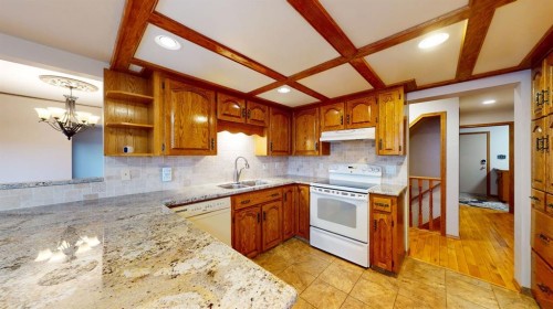 610 Ross Glen Drive Se, Medicine Hat, AB - Indoor Photo Showing Kitchen With Double Sink