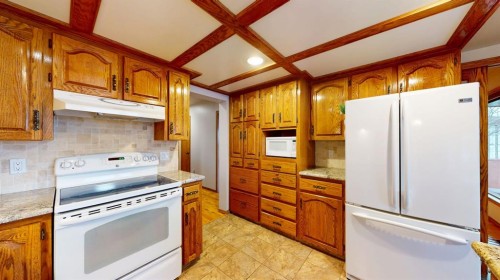 610 Ross Glen Drive Se, Medicine Hat, AB - Indoor Photo Showing Kitchen