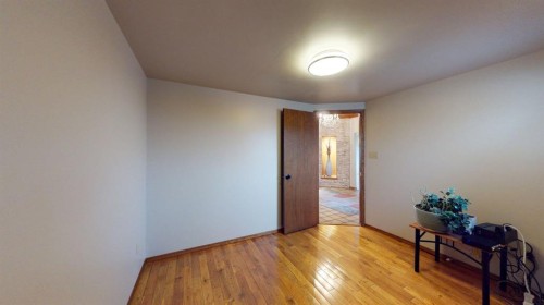 610 Ross Glen Drive Se, Medicine Hat, AB - Indoor Photo Showing Other Room