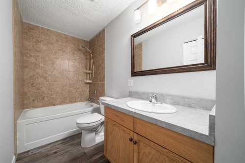 506 Clennel Crescent Se, Medicine Hat, AB - Indoor Photo Showing Bathroom