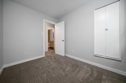 506 Clennel Crescent Se, Medicine Hat, AB - Indoor Photo Showing Other Room