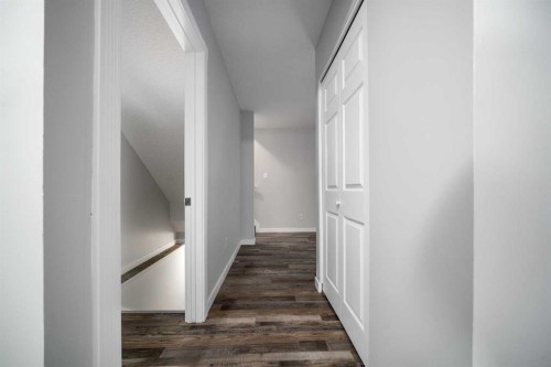 506 Clennel Crescent Se, Medicine Hat, AB - Indoor Photo Showing Other Room