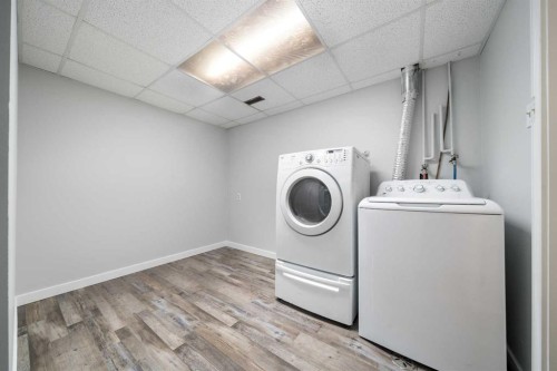 506 Clennel Crescent Se, Medicine Hat, AB - Indoor Photo Showing Laundry Room
