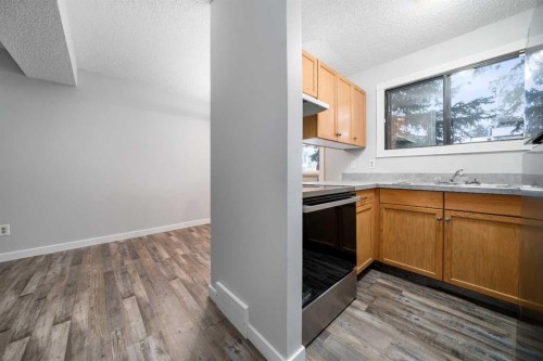 506 Clennel Crescent Se, Medicine Hat, AB - Indoor Photo Showing Kitchen