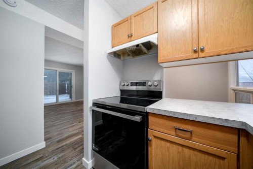 506 Clennel Crescent Se, Medicine Hat, AB - Indoor Photo Showing Kitchen