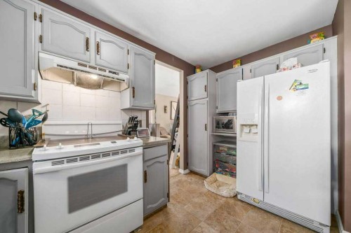 938 5 Street Se, Redcliff, AB - Indoor Photo Showing Kitchen