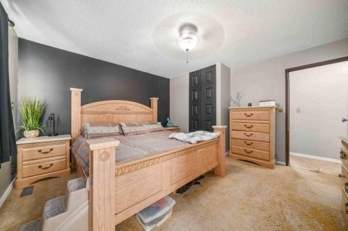 938 5 Street Se, Redcliff, AB - Indoor Photo Showing Bedroom