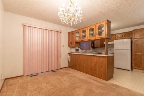 7 Rideau Crescent Se, Medicine Hat, AB - Indoor Photo Showing Kitchen