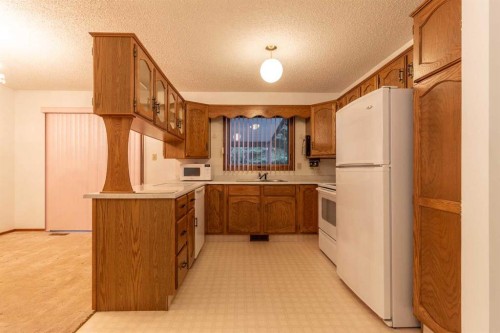 7 Rideau Crescent Se, Medicine Hat, AB - Indoor Photo Showing Kitchen