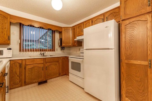 7 Rideau Crescent Se, Medicine Hat, AB - Indoor Photo Showing Kitchen