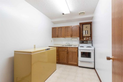 7 Rideau Crescent Se, Medicine Hat, AB - Indoor Photo Showing Kitchen
