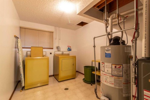 7 Rideau Crescent Se, Medicine Hat, AB - Indoor Photo Showing Laundry Room