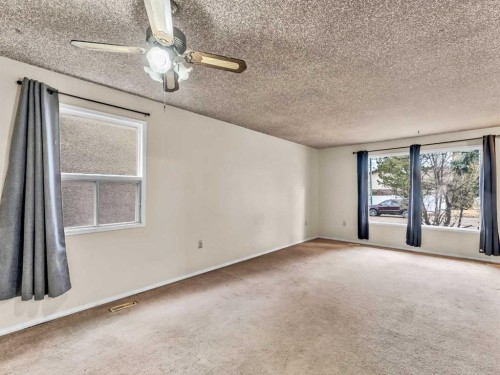 6 Simpson Crescent Se, Medicine Hat, AB - Indoor Photo Showing Other Room