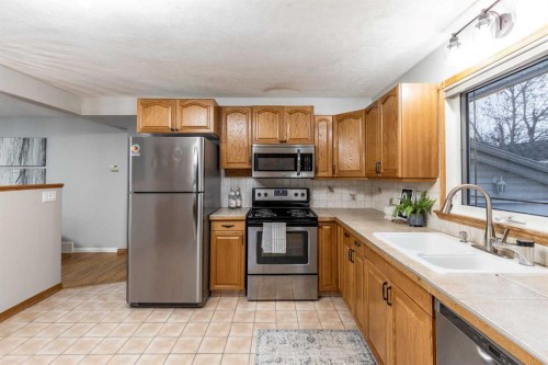 1122 Ross Street Se, Medicine Hat, AB - Indoor Photo Showing Kitchen With Double Sink